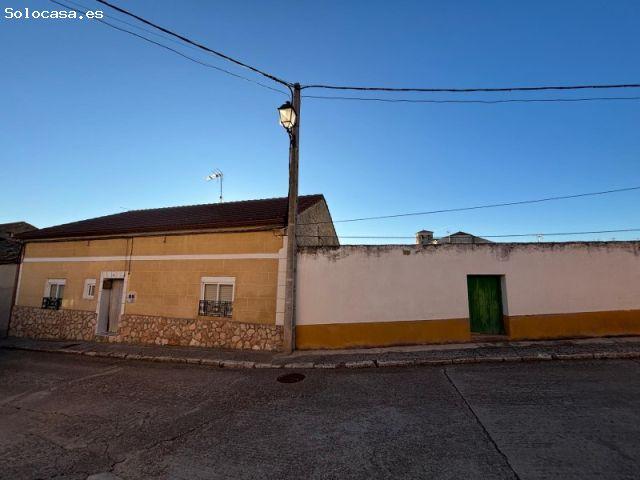 CASA EN PLANTA BAJA CON PATIO Y GARAJE