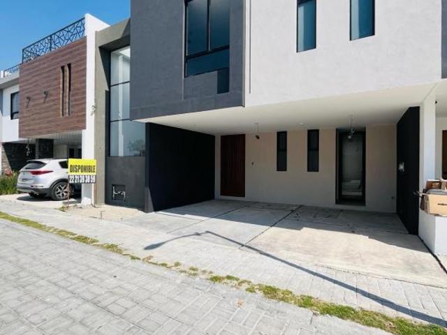 Casa en PRE VENTA en Lomas de Angelopolis III, Parque México cluster con alberca