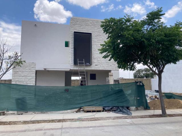 CASA EN PREVENTA MAYORCA RESIDENCIAL LEON GTO ZONA SUR. FRENTE ?REA VERDE