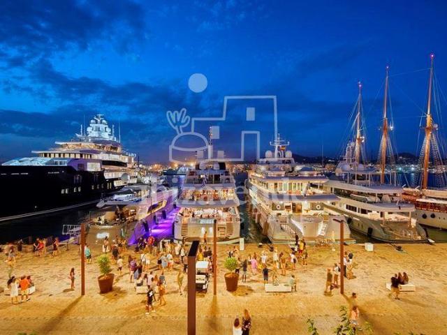Casa en primera línea con restaurante y apartamento dúplex e. 252m² Ibiza