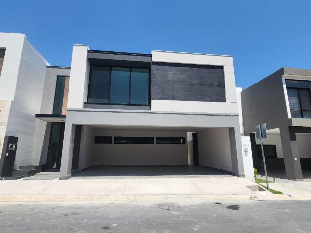 Casa en Priv. Los Nogales con estudio/ rec?mara en p.b. y amplio patio