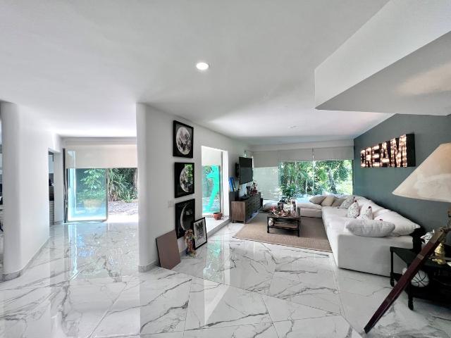 CASA EN PRIVADA CON JARDÍN Y TERRAZA PRIVADOS. PANELES SOLARES. PLAYACAR