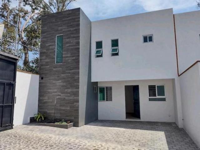 Casa en Privada con porton electrico, Col. Miraval, Cuernavaca Morelos