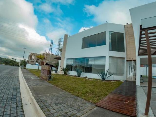Casa en Remate, 4 recamaras, alberca, cancha de tenis. Xalapa, Ver