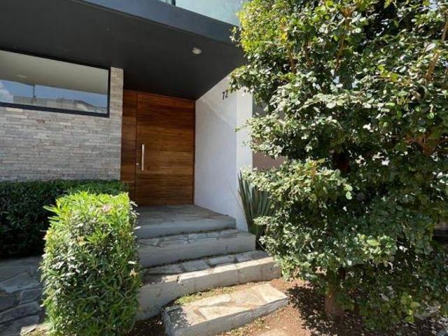 Casa en REMATE! Valle Imperial, 3 recámaras, estudio o cuarta recamara, roof garden c200 m2 terr