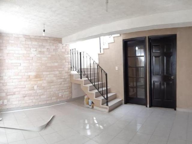 Casa en Remate en CIRCUITO SAN CARLOS MZ 11 LT 35, FRACCIONAMIENTO HACIENDA DEL VALLE II, TOLUCA