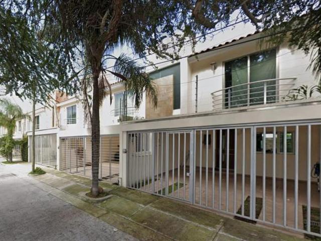 CASA EN REMATE HIPOTECARIO EN RINCONADA DEL LAGO EN PARQUES DE TESISTAN EN ZAPOPAN NORTE