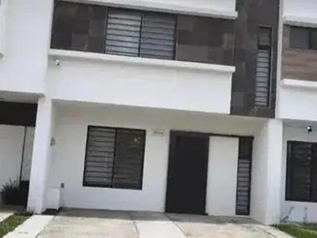 Casa En Renta Muy Amplia Y Recién Remodelada, Cochera Para 2 Autos. 2.5 Baños. 3 Recamaras