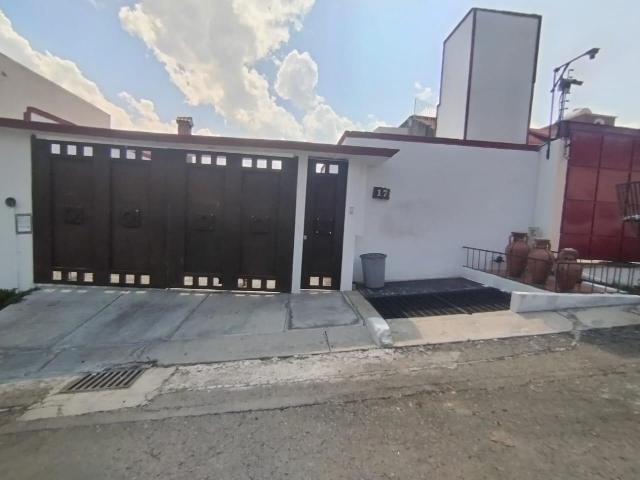 CASA EN RENTA O VENTA RECI?N REMODELADA CON TECHO DOBLE ALTURA Y AMPLIO PATIO CON TERRAZA, EN PASEOS DEL BOSQUE, NAUCALPAN DE JU?REZ, ESTADO DE M?XICO