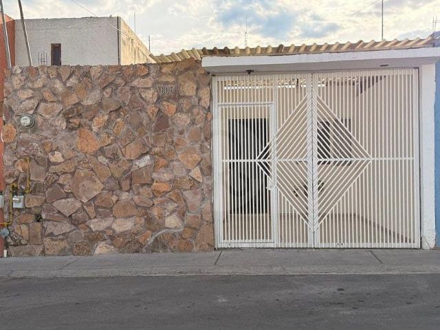 Casa en renta Avenida De Los Huastecos, Parque Santiago, Delegación Félix Osores, Santiago De Querétaro, Municipio De Querétaro, Querétaro, 76115, México