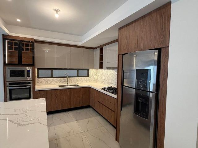CASA EN RENTA A ESTRENAR FRENTE A PARQUE ESCOBEDO