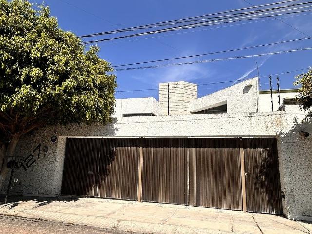 Casa en renta adaptada para consultorios