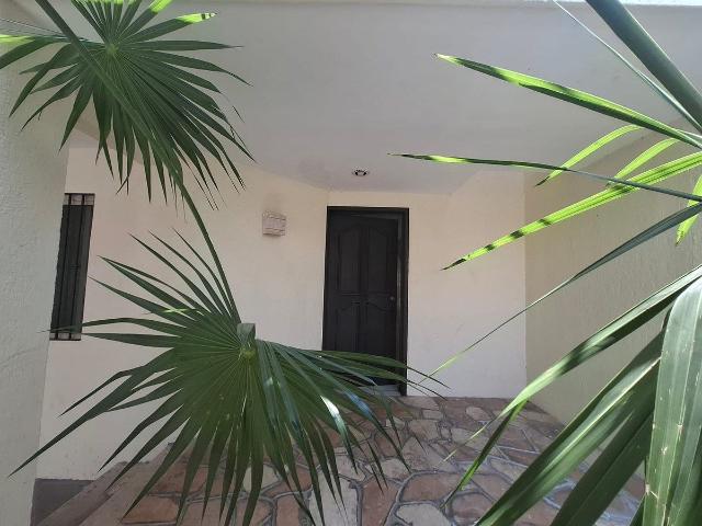 CASA EN RENTA – AMPLIA, EQUIPADA Y CON PANELES SOLARES