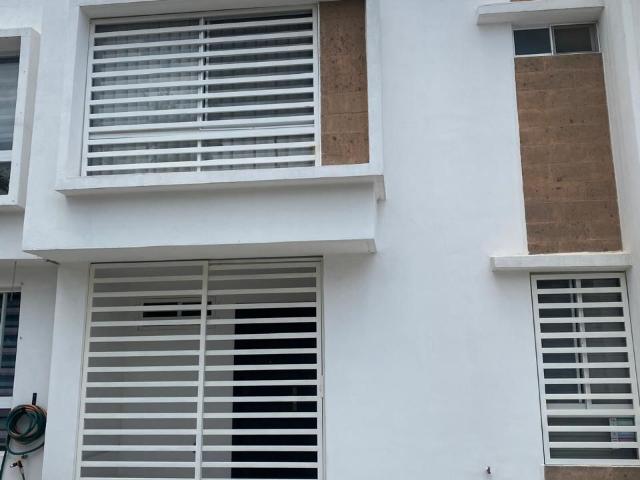 CASA EN RENTA AMUEBLADA