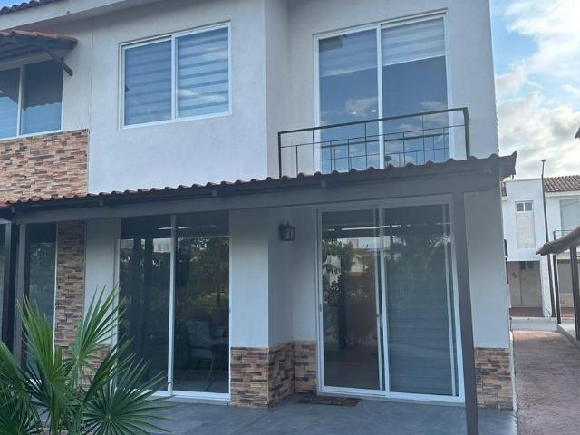 Casa en Renta amueblada y con panles solares en Residencial Villas Paradiso