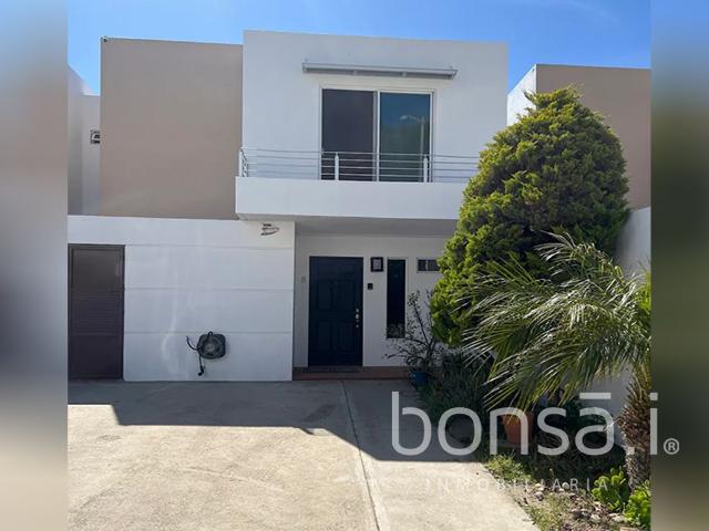 Casa en RENTA amueblada y equipada dentro de Fracc. Privado