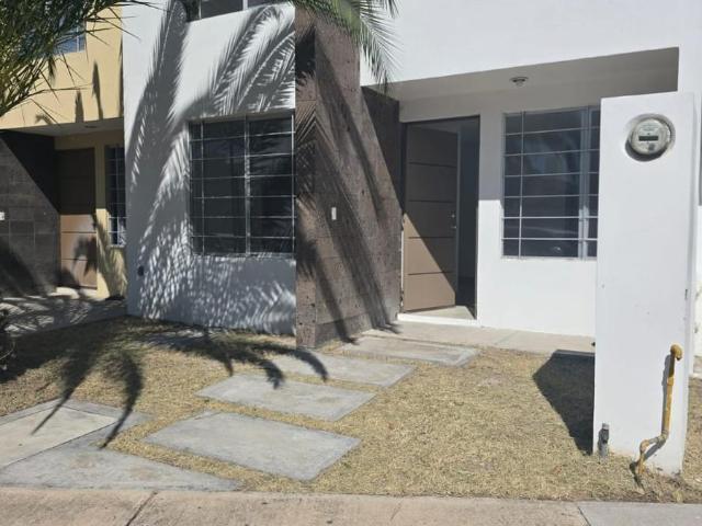 Casa en renta amueblada en Bonaterra residencial coto dos