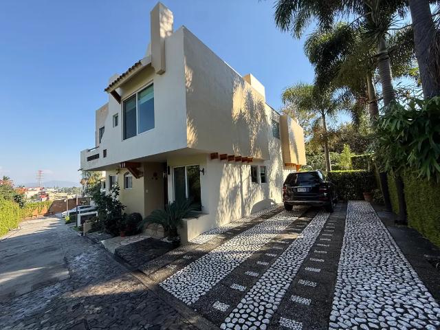 Casa en renta amueblada en condominio – Av. Palmira, Cuernavaca