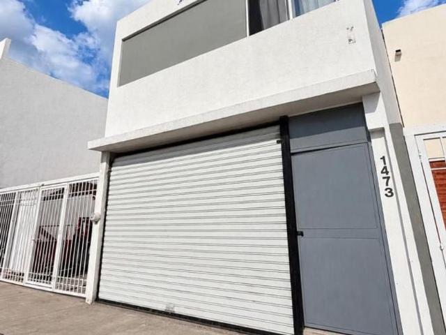 Casa en renta Antiguo Camino A, Calle Santa Cruz Del Valle, Villa Fontana, Guadalajara, Jalisco, México