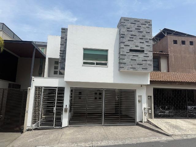 Casa en RENTA Cumbres 5to. Sector