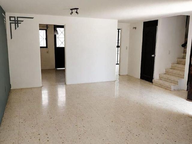 Casa en renta Calle Bosques De Europa, Colonia Bosques De Aragón, Nezahualcóyotl, Estado De México, 57170, México