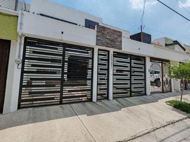 Casa en renta Calle Isla Cícladas, Jardines Del Sur 1a Sección, Guadalajara, Región Centro, Jalisco, 44580, México
