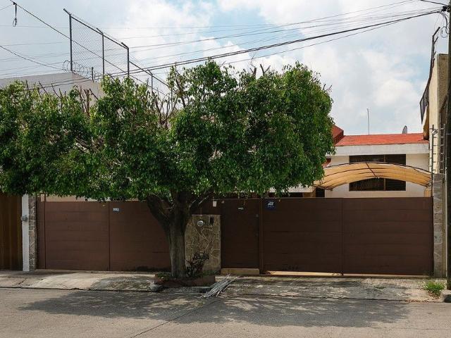Casa en renta Calle Rinconada Del Fuego, Residencial Del Bosque, Guadalajara, Región Centro, Jalisco, 44530, México