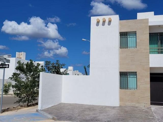Casa en renta Calle 148, Fraccionamiento Los Heroes, Chchí Suárez, Mérida, Yucatán, 97306, México