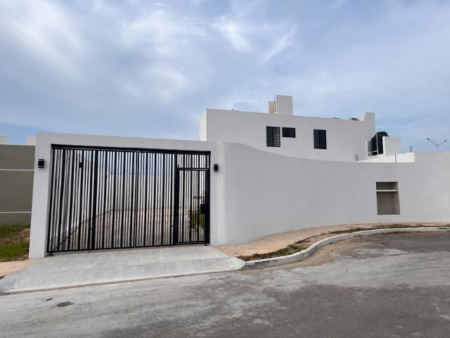 Casa en renta Calle 136, Fraccionamiento Los Heroes, Chchí Suárez, Mérida, Yucatán, 97306, México