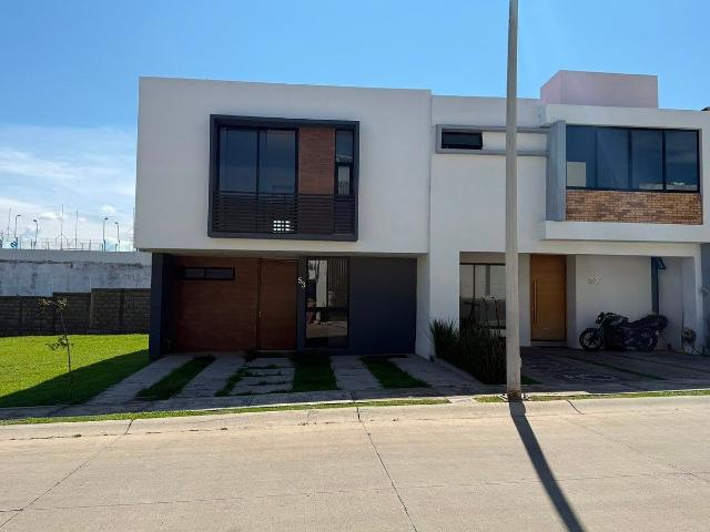 Casa en Renta con 3 recámaras en PA más cuarto de Estudio en PB, Zapopan Norte