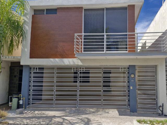 CASA EN RENTA CERRADAS DE ANAHUAC SECT. CONTEMPORANEO