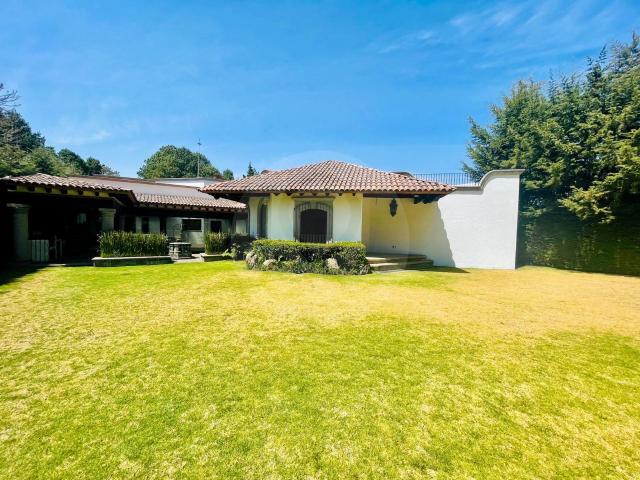 Casa en renta Club de Golf los Encinos, en un solo nivel, frente al campo de golf, 3 recamaras