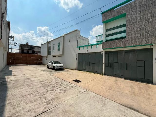 CASA EN RENTA CON 9 RECAMARAS EN TOLUCA