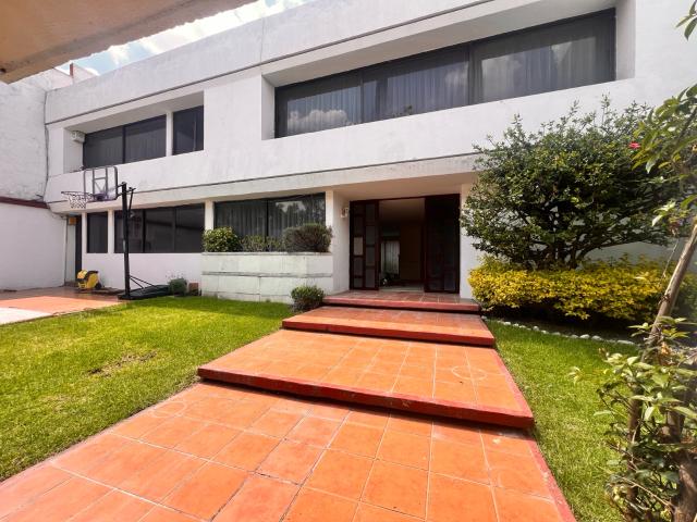 Casa en renta con 3 rec?maras, jard?n y caba?a