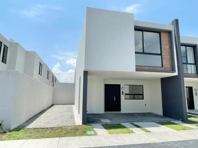 CASA EN RENTA con terreno excedente EN PRIVADA RESIDENCIAL AUREA CERCA DE PLAZA SANTIN Y AEROPUERT