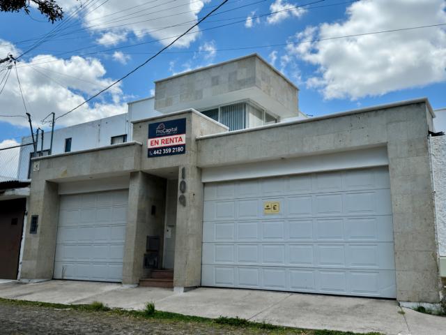 Casa en Renta con Uso Comercial para Oficinas de 4 recámaras! A una cuadra de los Arcos