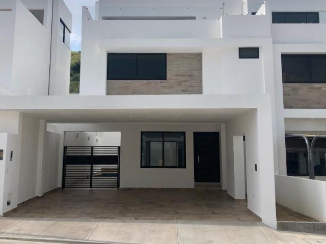 CASA EN RENTA CON ALBERCA EN ALTITUD NORTE RESIDENCIAL