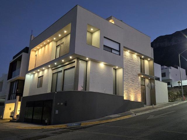 Casa en RENTA con ALBERCA en Cumbres en Monterrey Nuevo León