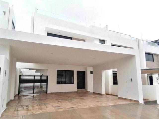 CASA EN RENTA CON ALBERCA EN FRACCIONAMIENTO PRIVADO