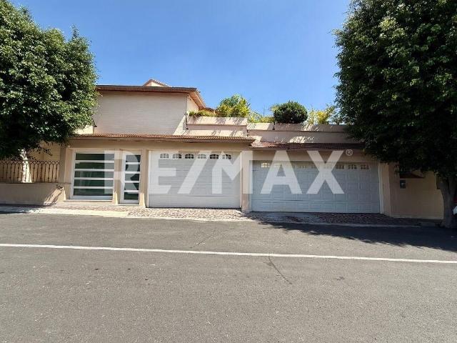 CASA EN RENTA CON ALBERCA EN PEDREGAL DE QUERETARO
