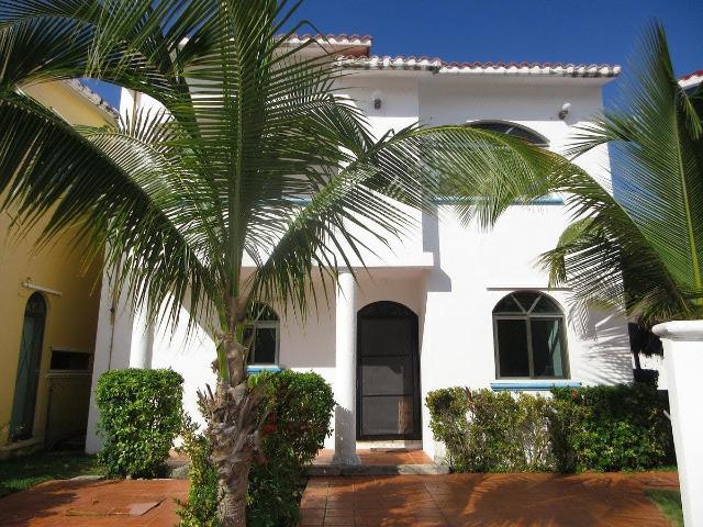 Casa en RENTA con alberca privada en Residencial Marbella