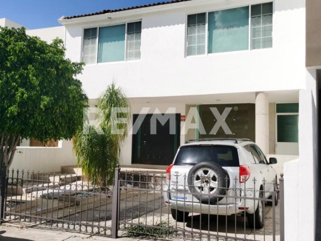 CASA EN RENTA CON ALBERCA PROPIA CUMBRES DEL LAGO JURIQUILLA QUERETARO
