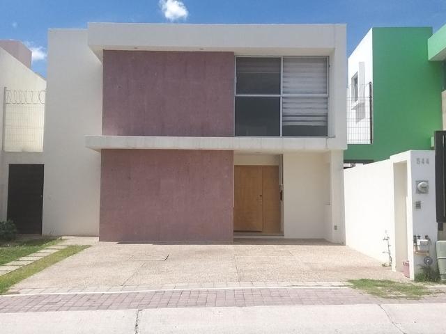 CASA EN RENTA CON ESTUDIO EN EL REFUGIO, QUERETARO