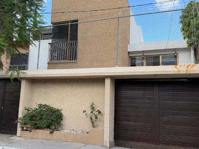 Casa en Renta con Estudio Independiente y Doble Altura en Álamos 3ª Sección, Que