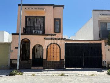 Casa en Renta con excelente distribución en Manantiales del Bosque
