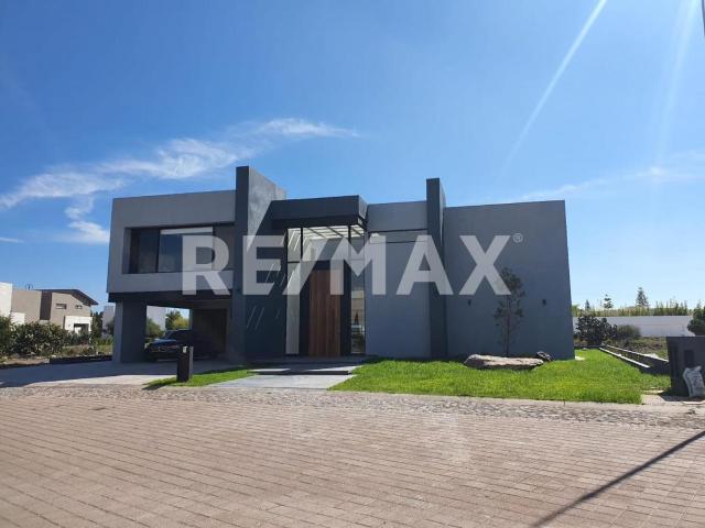 CASA EN RENTA CON GARAGE HASTA PARA 6 AUTOS EN EL CAMPANARIO