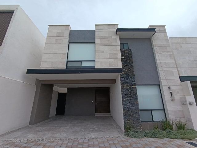 Casa en renta con habitación en planta baja en Privanzas Acacia