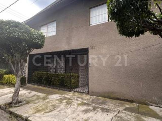Casa en Renta con Jardín y Estudio en Lomas de Padierna | Espacios Amplios