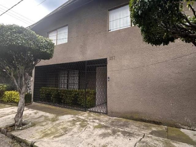 Casa en Renta con Jardín y Estudio en Lomas de Padierna | Espacios Amplios