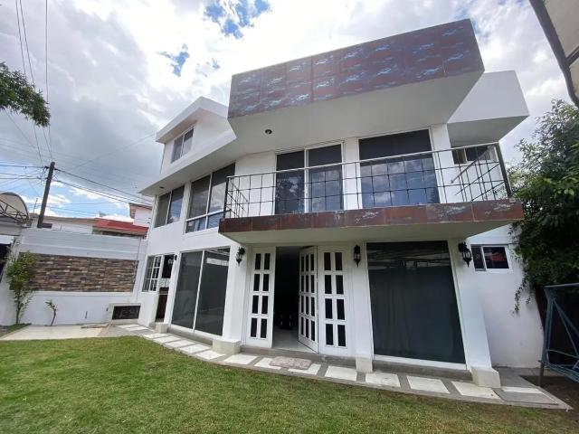 CASA EN RENTA CON JARDÍN Y ROOF GARDEN